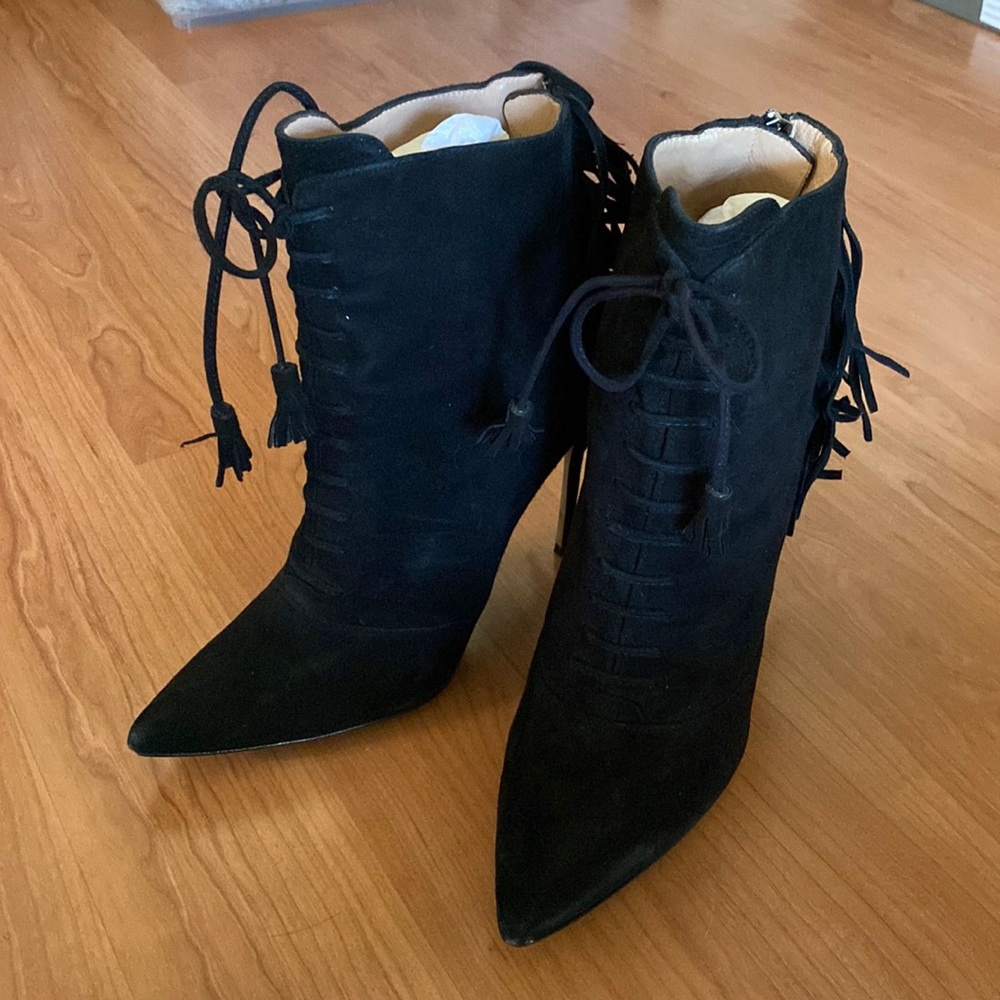 Tásele ankle booties by the mode collective